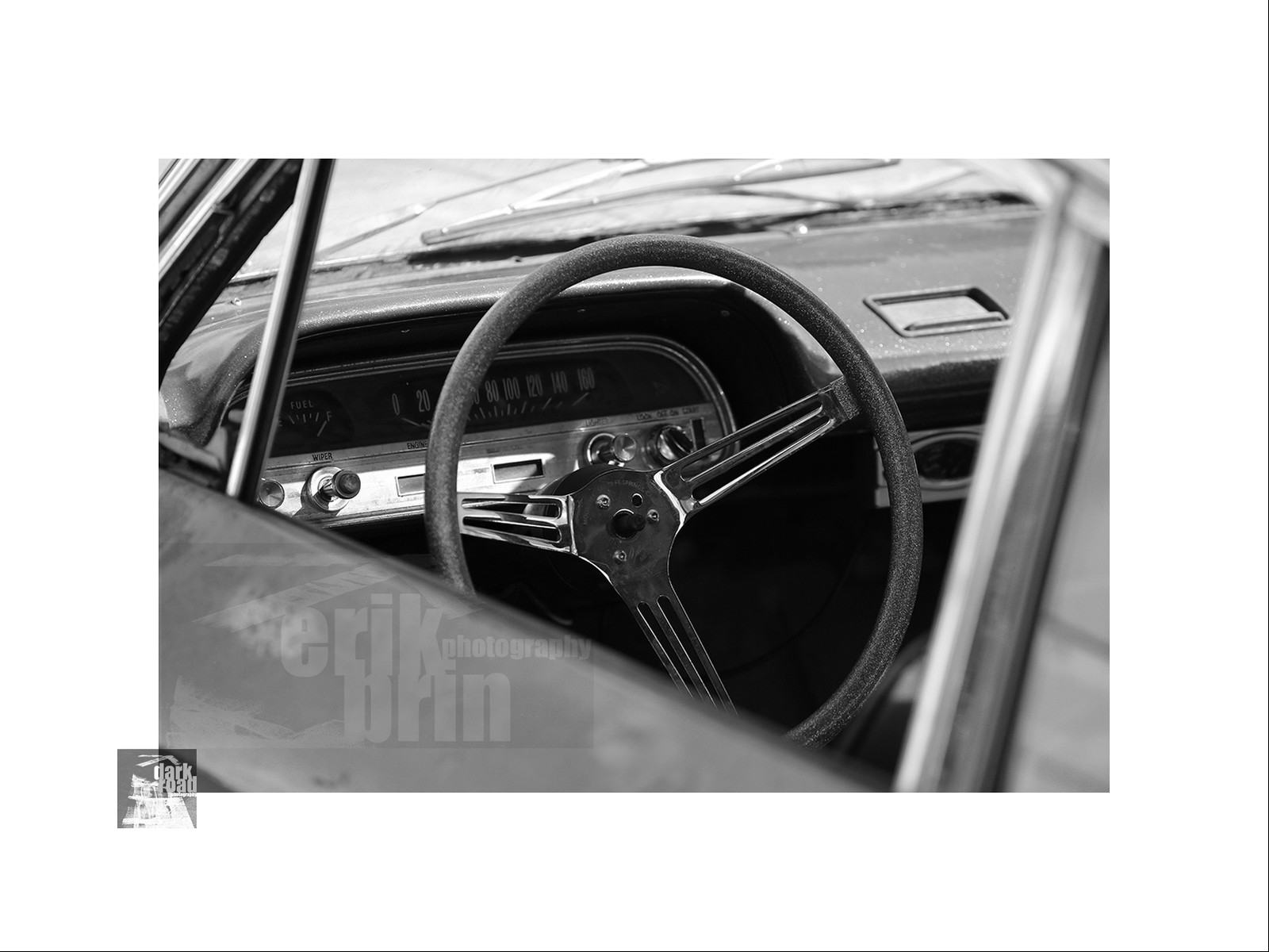 Voitures anciennes en noir et blanc